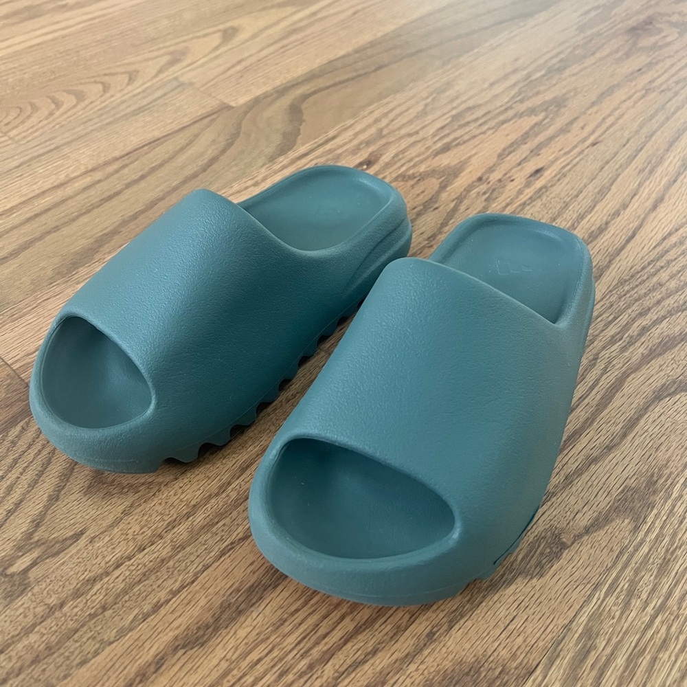 Yeezy Slides - US 4